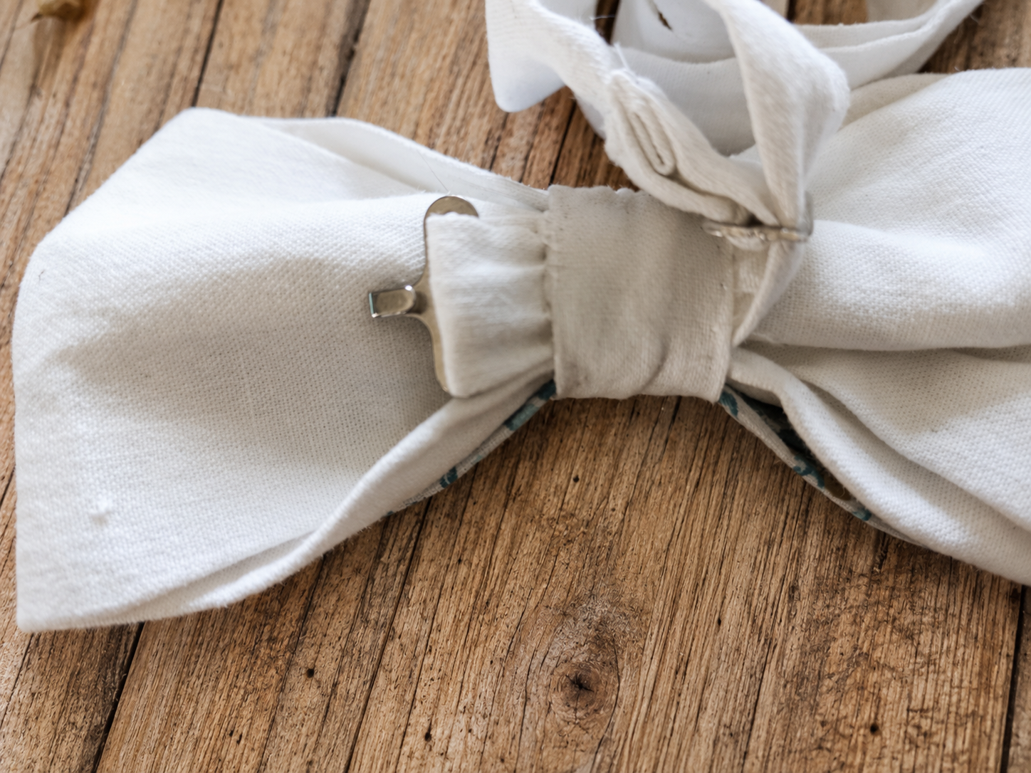 Détail de l'attache du nœud papillon Marcel Fleur Bleue en coton avec tissu écru issu d'un drap ancien upcyclé