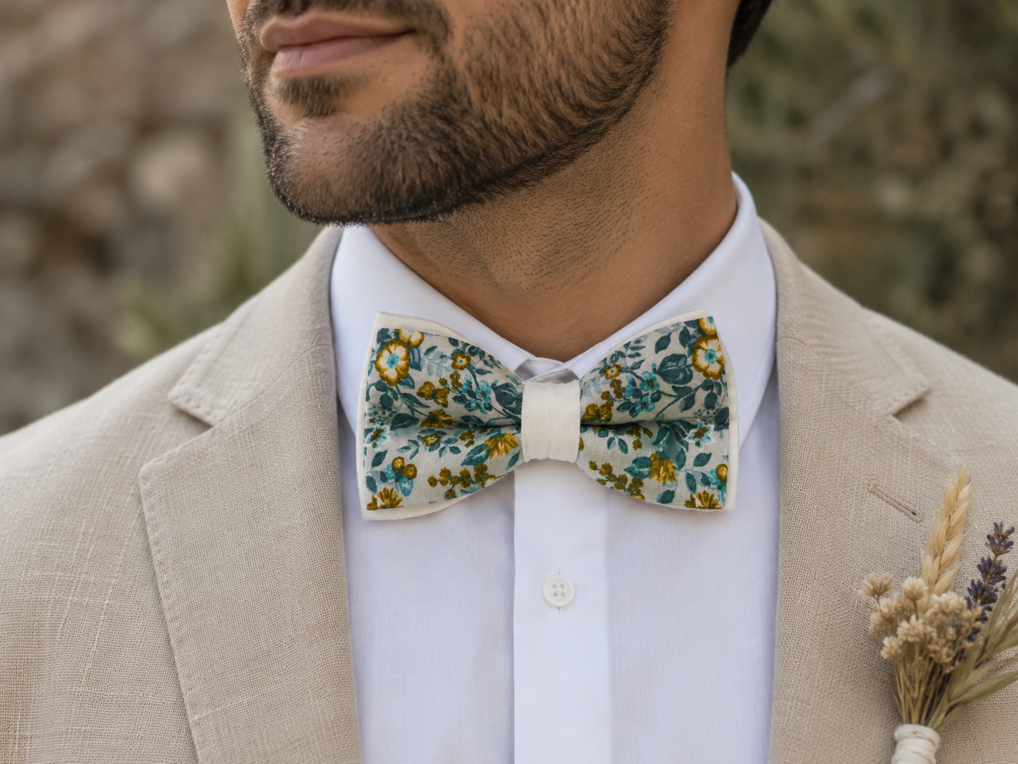 Simulation IA du nœud papillon Liberty Marcel Fleur Bleue porté avec une chemise blanche et une veste en lin écru.
