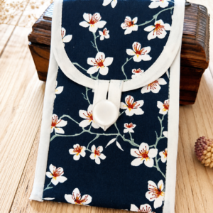 : Pochette téléphone Manon Sakura en coton bleu marine à fleurs blanches, confection artisanale française