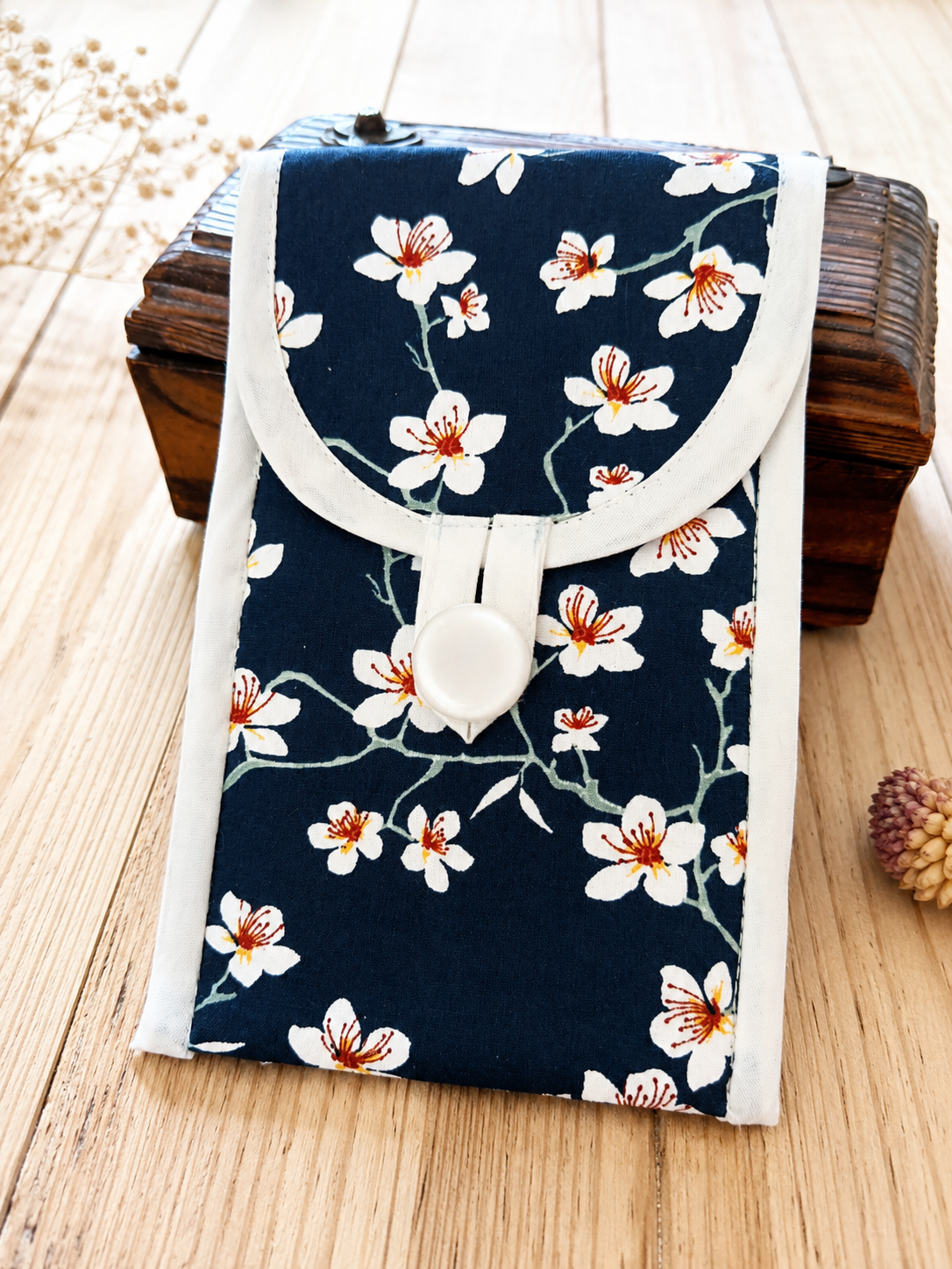 : Pochette téléphone Manon Sakura en coton bleu marine à fleurs blanches, confection artisanale française