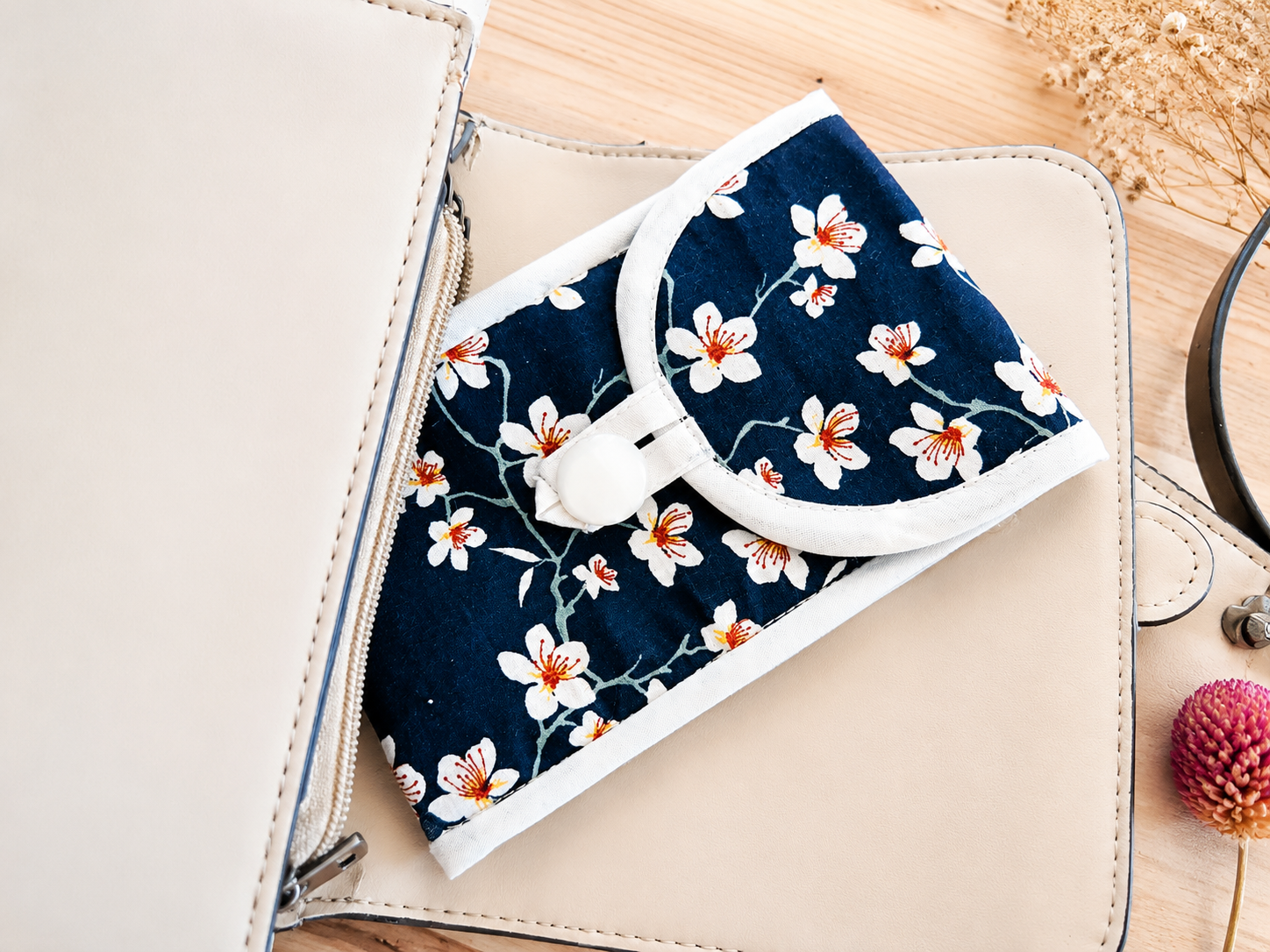 Intérieur de la pochette téléphone artisanale Manon Sakura avec doublure écrue et poche extérieure