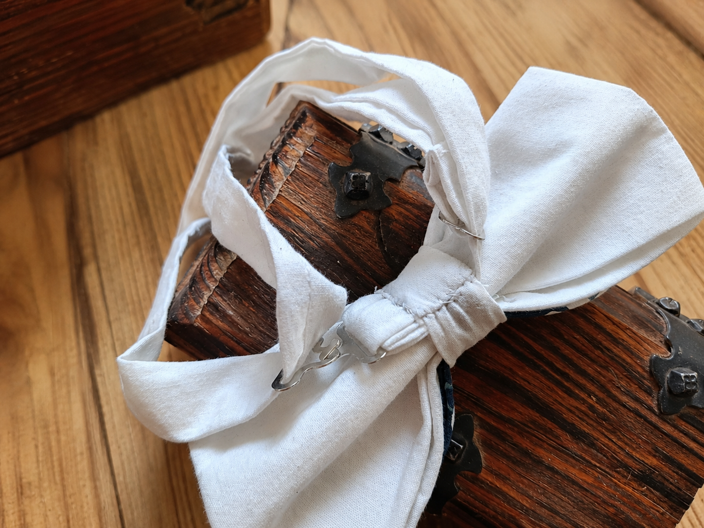 Vue arrière du nœud papillon montrant le système de réglage et la finition artisanale.